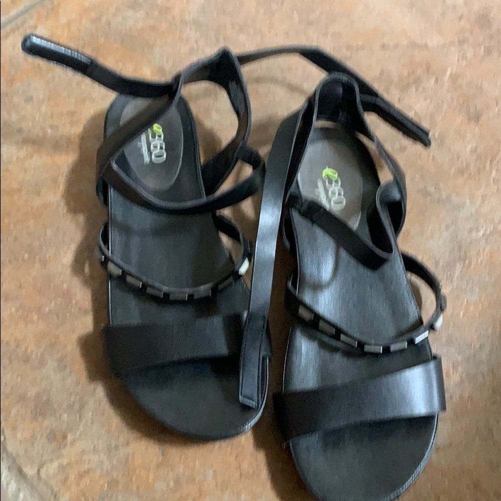 Women’s size 7 sandals like new barley worn.
